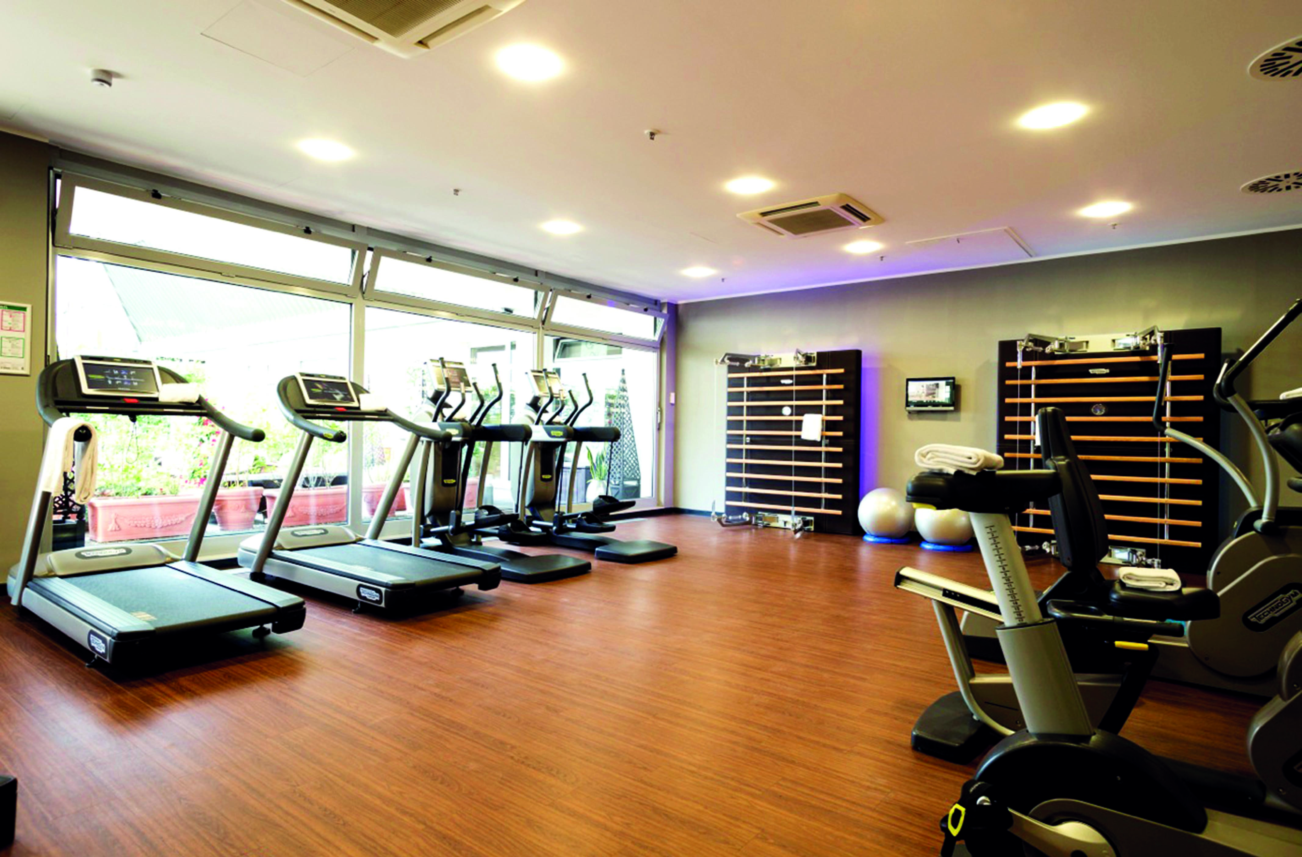 โรงแรมพาเลซ เบอร์ลิน ภายนอก รูปภาพ A gym in a hotel