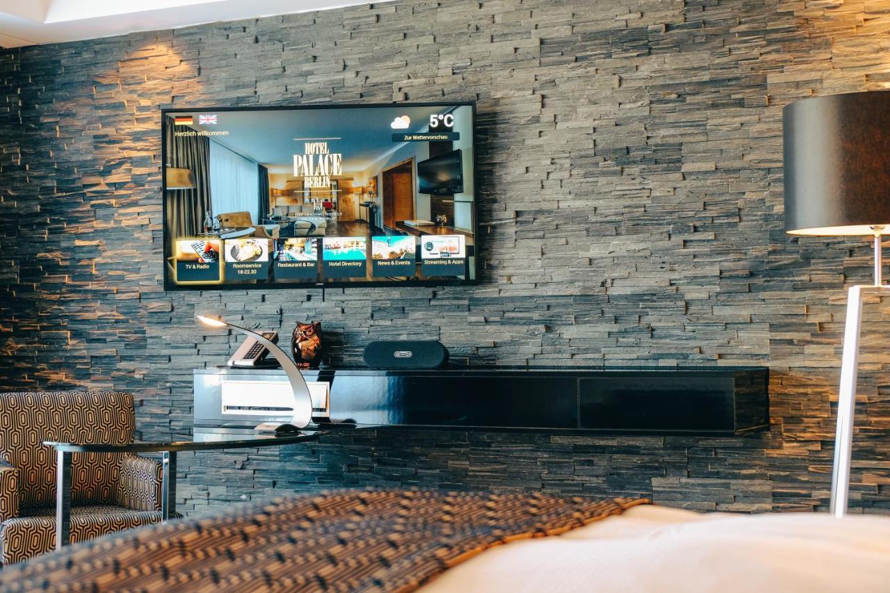 โรงแรมพาเลซ เบอร์ลิน ภายนอก รูปภาพ A television set with a built-in sound bar