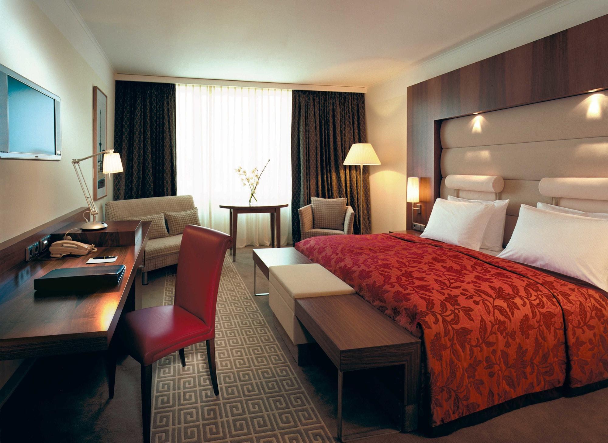โรงแรมพาเลซ เบอร์ลิน ห้อง รูปภาพ A room at the Radisson Blu Hamburg