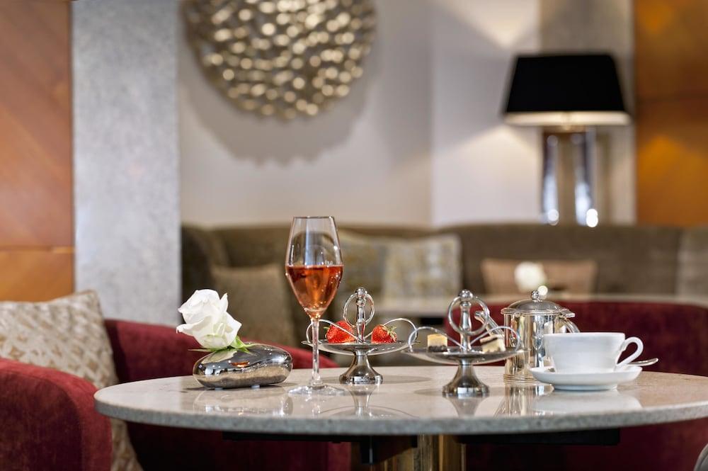 โรงแรมพาเลซ เบอร์ลิน ภายนอก รูปภาพ The Lounge at London Heathrow Airport