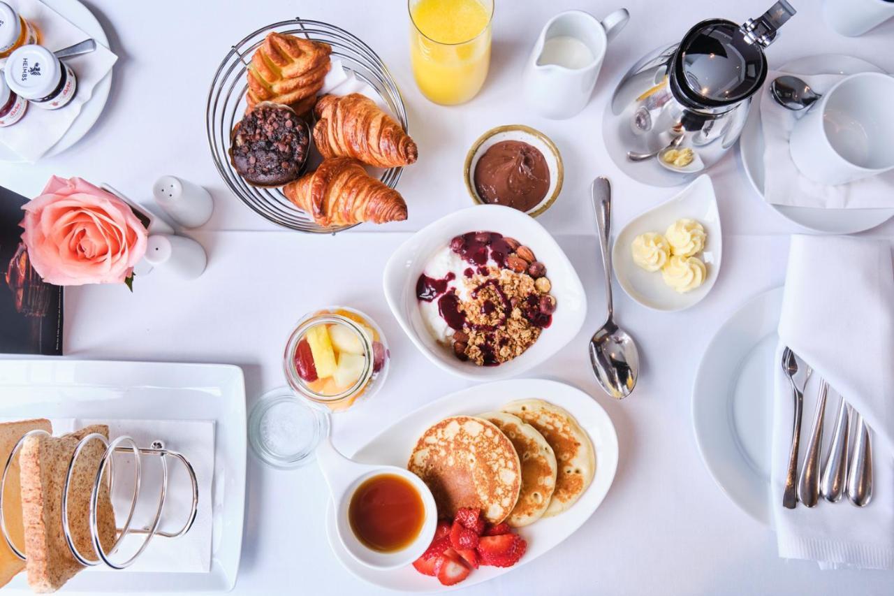 โรงแรมพาเลซ เบอร์ลิน ภายนอก รูปภาพ A breakfast at the Four Seasons Hotel, London