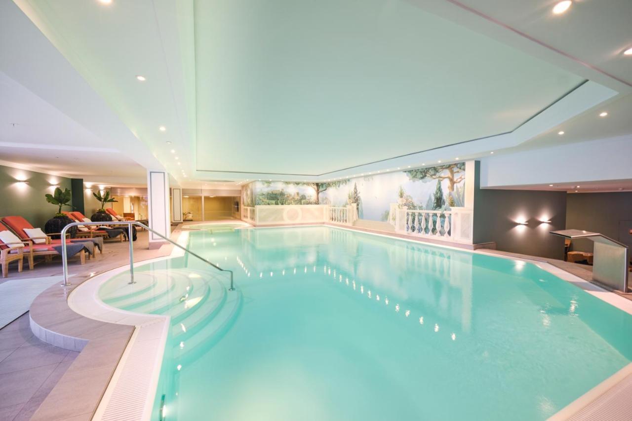 โรงแรมพาเลซ เบอร์ลิน ภายนอก รูปภาพ The pool at the Hotel de la Paix