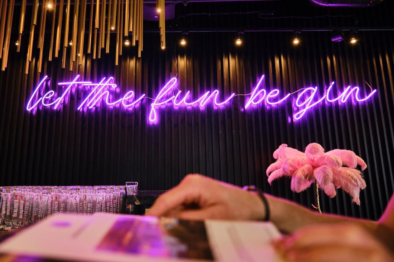 โรงแรมพาเลซ เบอร์ลิน ภายนอก รูปภาพ Let the fun begin