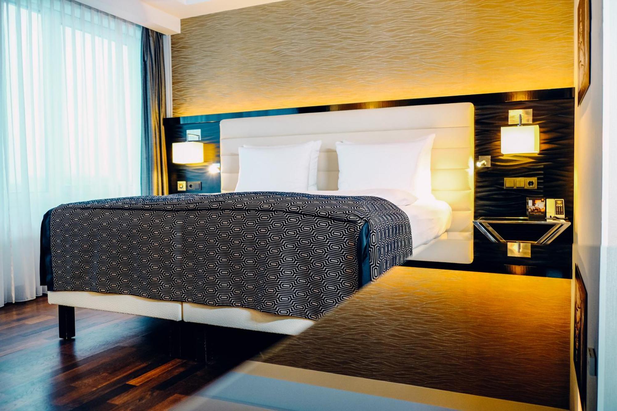 โรงแรมพาเลซ เบอร์ลิน ห้อง รูปภาพ A bed with a bed skirt