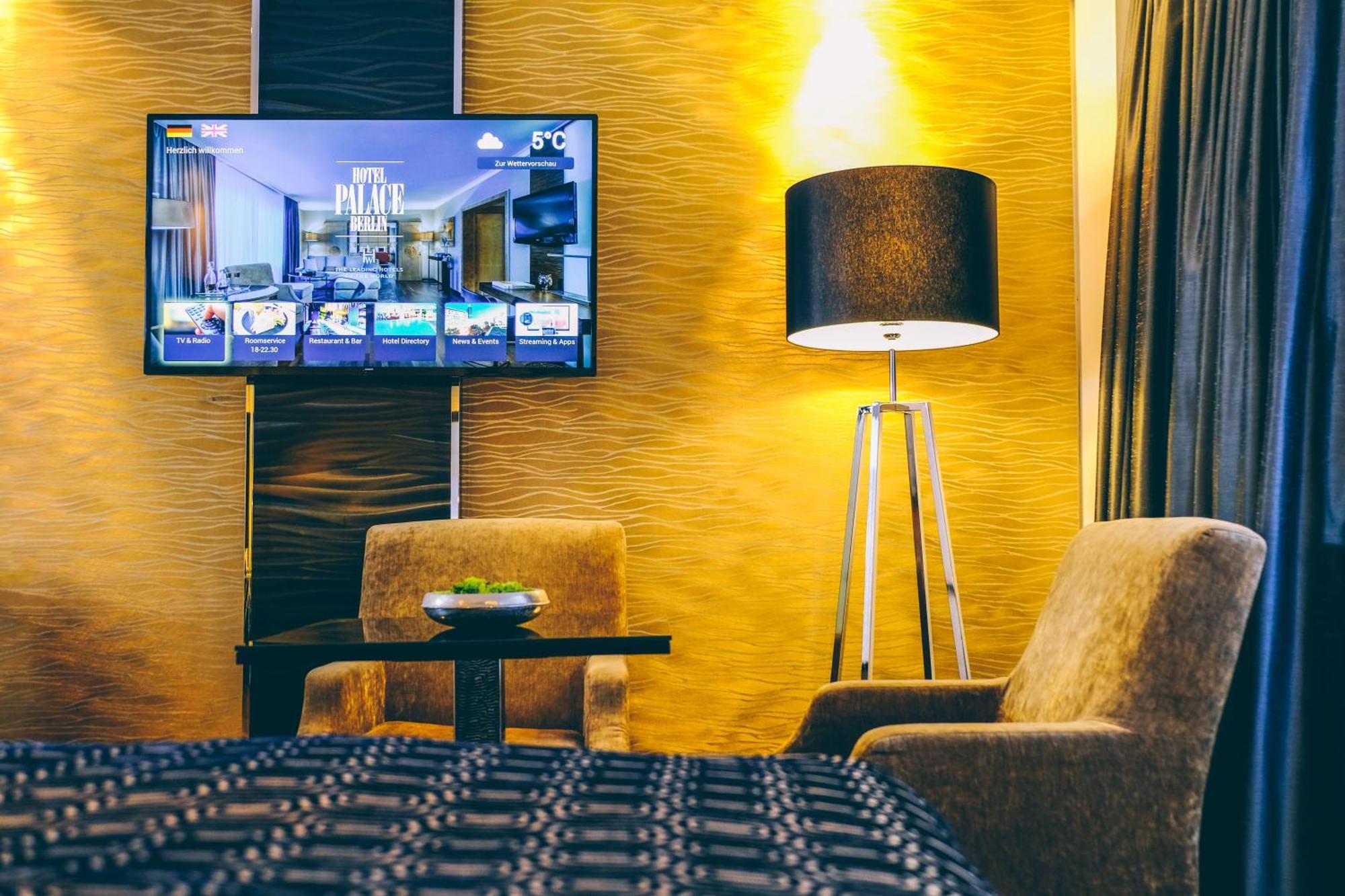 โรงแรมพาเลซ เบอร์ลิน ภายนอก รูปภาพ A television in a hotel room