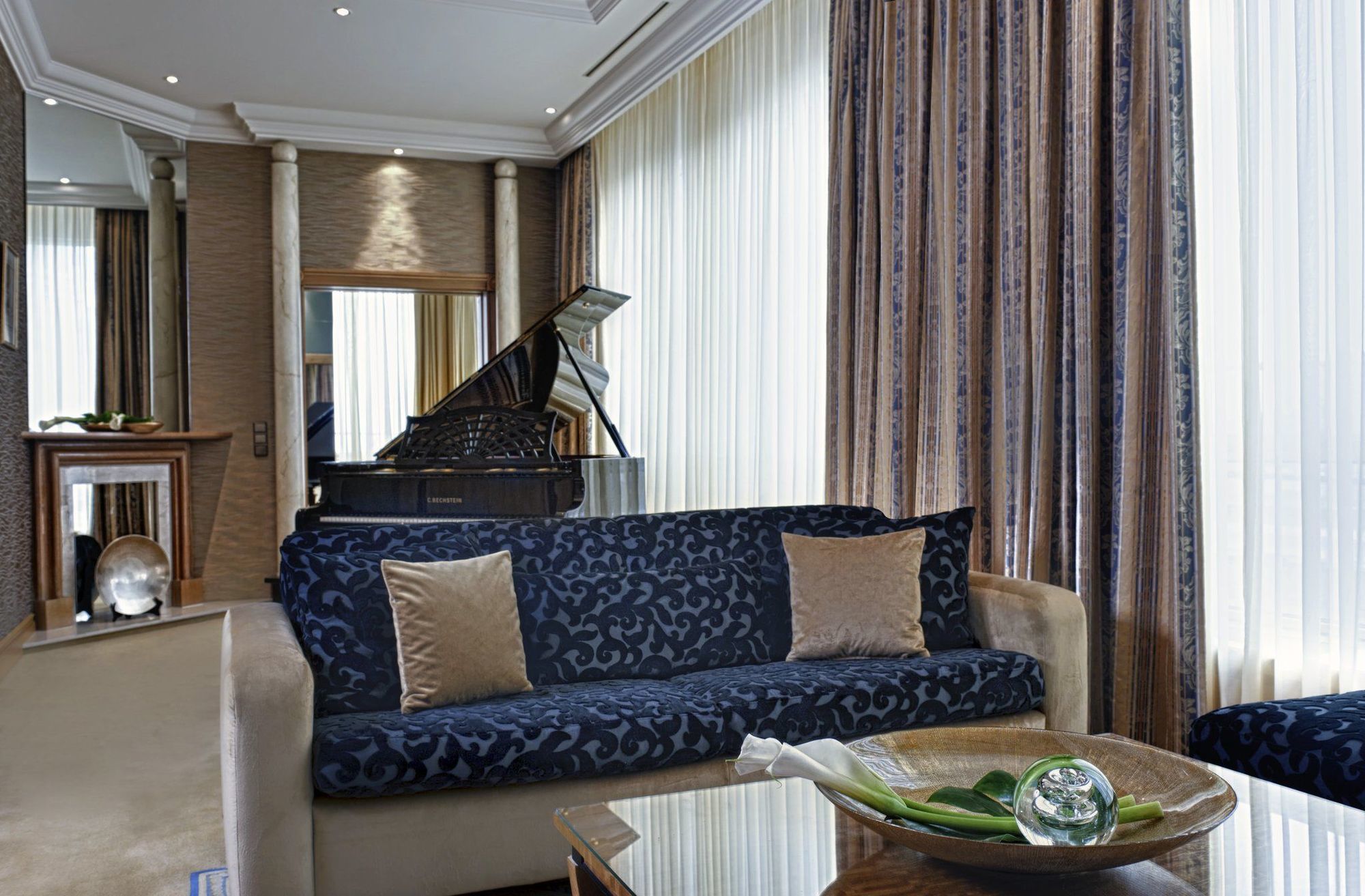 โรงแรมพาเลซ เบอร์ลิน ห้อง รูปภาพ A living room in a suite at the InterContinental