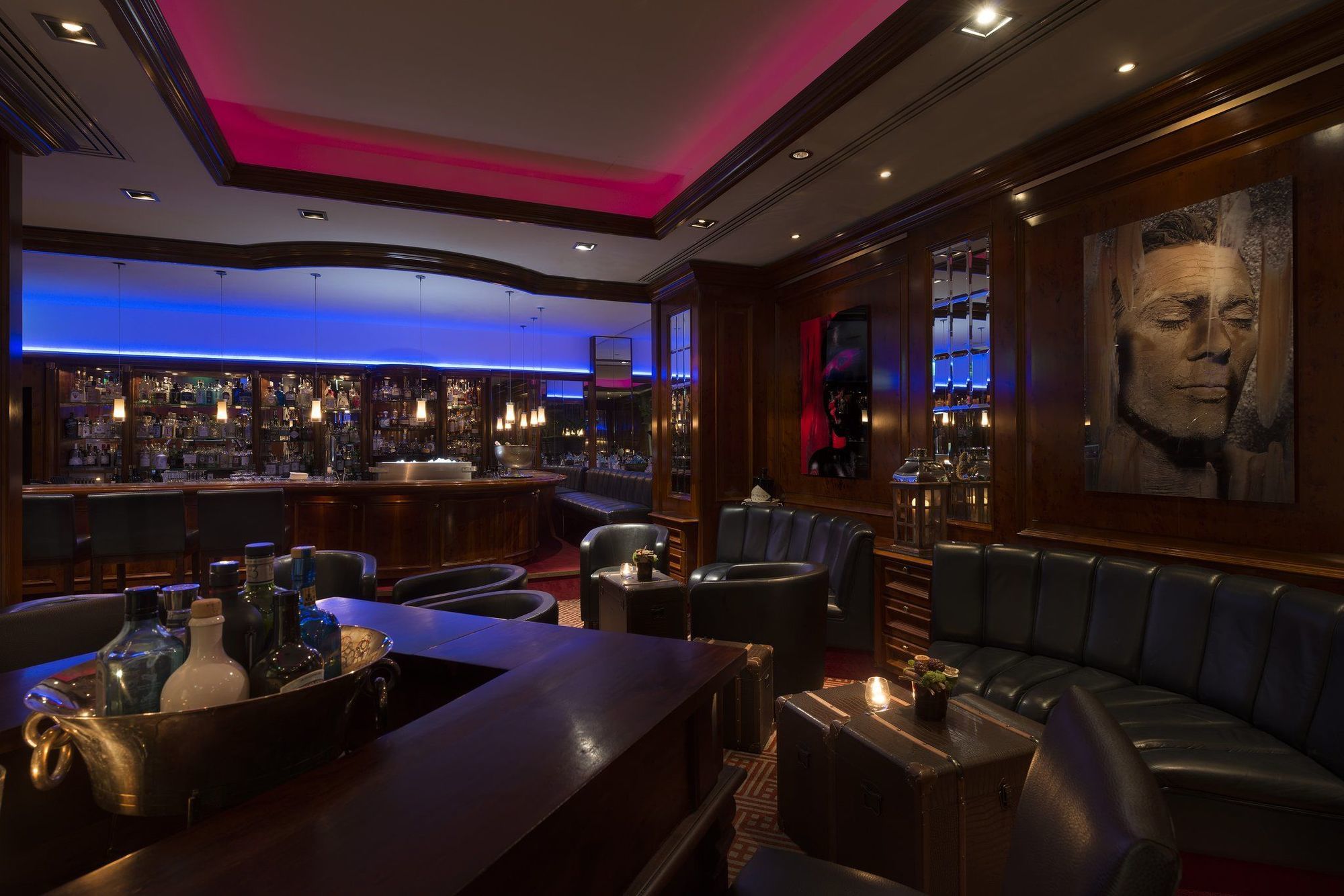 โรงแรมพาเลซ เบอร์ลิน ภายนอก รูปภาพ The bar at the London Hilton on Park Lane