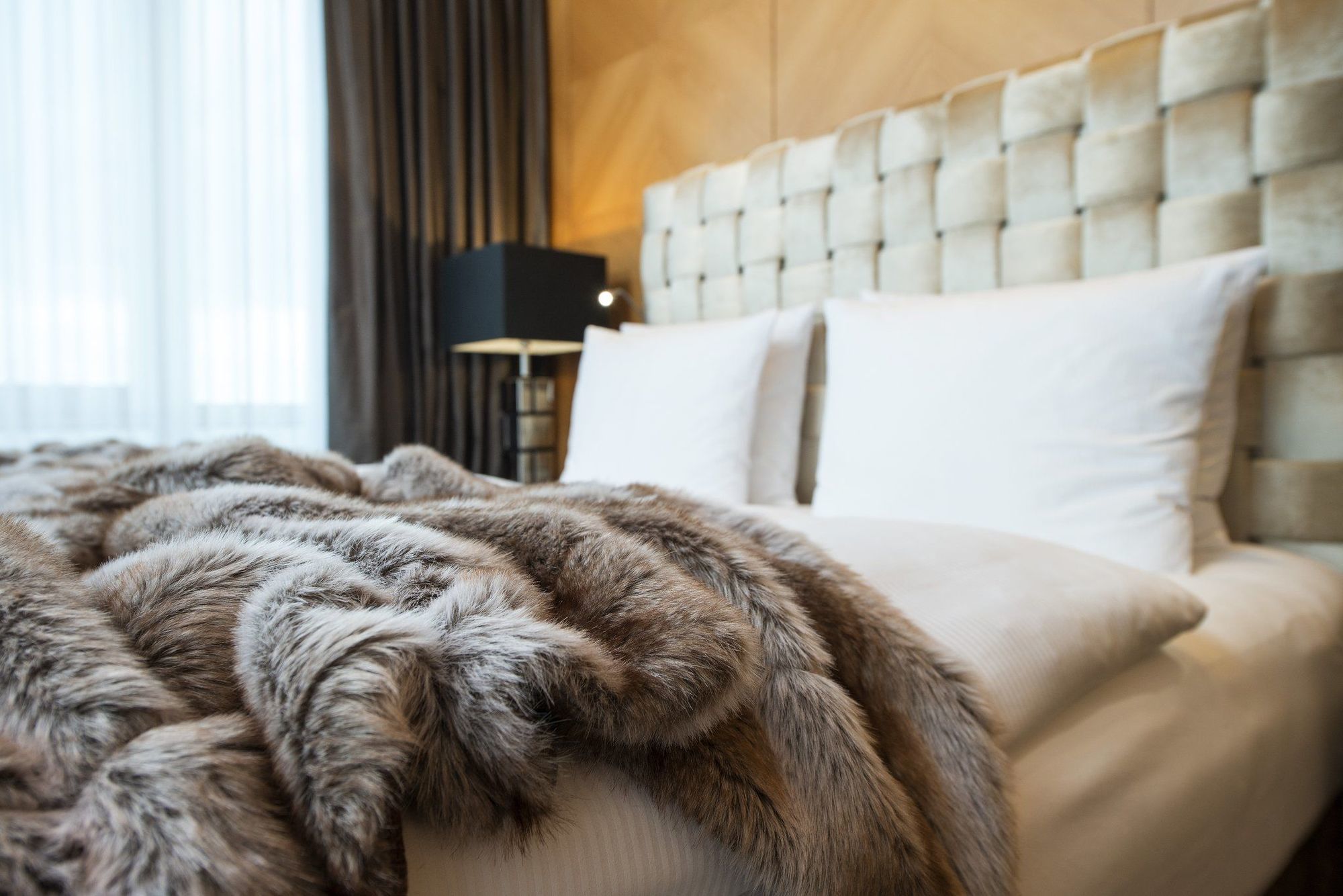 โรงแรมพาเลซ เบอร์ลิน ภายนอก รูปภาพ Mink fur throw