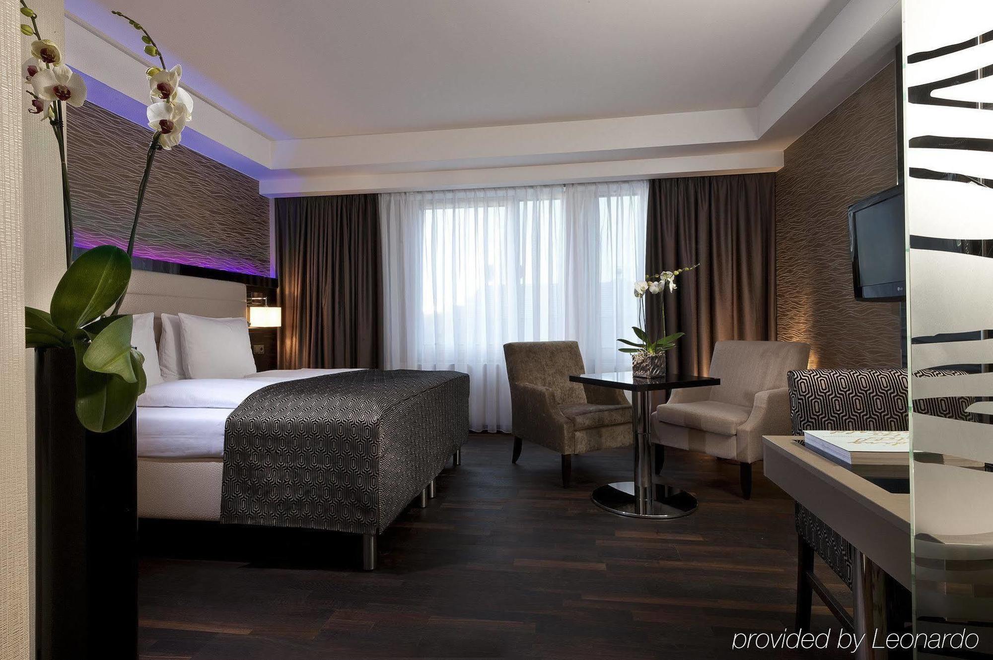 โรงแรมพาเลซ เบอร์ลิน ห้อง รูปภาพ A room at the hotel